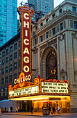 Das berühmte Chicagoer Theater in der State Street in Chicago, Illinois, Das ikonische Zelt taucht häufig in Film und Fernsehen auf