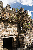 Die Akropolis von Tonina ist auf sieben Terrassen oberhalb des Hauptplatzes erbaut und erreicht eine Höhe von 74 m (243 Fuß). Die Ruinen der Maya-Stadt Tonina, in der Nähe von Ocosingo, Mexiko.