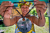Einheimische Frau verkauft Crafs in Fakarava, Tuamotus-Archipel, Französisch-Polynesien, Tuamotu-Inseln, Südpazifik.