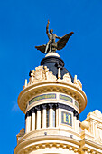 Statue eines Mannes auf einem Phönix auf dem Gebäude Union y el Fenix an der Plaza de las Tendillas des Architekten Benjamin Gutierrez Prieto, Córdoba, Andalusien, Spanien, Europa