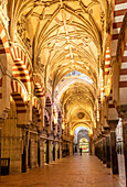 Das Innere der Moschee (Mezquita) und der Kathedrale von Córdoba, UNESCO-Weltkulturerbe, Córdoba, Andalusien, Spanien, Europa