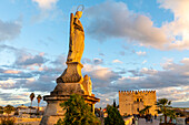 Statue des Heiligen Raphael auf der römischen Brücke, UNESCO-Welterbestätte, Cordoba, Andalusien, Spanien, Europa