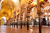 Das Innere der Moschee (Mezquita) und der Kathedrale von Córdoba, UNESCO-Welterbe, Córdoba, Andalusien, Spanien, Europa