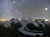 Panoramablick auf den majestätischen Monte-Rosa-Gletscher unter den hellen Sternen bei Nacht, Gornergrat, Zermatt, Kanton Wallis, Schweiz, Europa