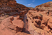 Blick von oben auf einen Slot Canyon im South Fork des Soap Creek Canyon im Marble Canyon, Arizona, Vereinigte Staaten von Amerika, Nordamerika