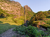 Wasserfall, Poco do Bacalhau, bei Sonnenuntergang auf der Insel Flores, Azoren-Inseln, Portugal, Atlantischer Ozean, Europa