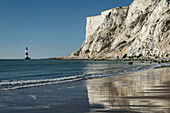 Beachy Head Leuchtturm und Beachy Head weiße Kreidefelsen vom Strand aus, Beachy Head, in der Nähe von Eastbourne, South Downs National Park, East Sussex, England, Vereinigtes Königreich, Europa