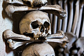 Dekoration aus menschlichen Schädeln und Knochen, Innenraum des Beinhauses von Sedlec, UNESCO-Welterbestätte, Kutna Hora, Tschechische Republik (Tschechien), Europa