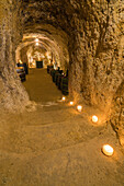 Innenraum eines alten Weinkellers bei Kerzenlicht, Vrbice, Bezirk Breclav, Mähren, Tschechische Republik (Tschechien), Europa