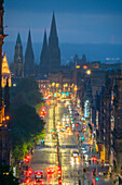 Blick von oben auf die Princes Street und die St. Mary's Cathedral im Hintergrund in der Dämmerung, UNESCO-Welterbe, Altstadt, Edinburgh, Lothian, Schottland, Vereinigtes Königreich, Europa