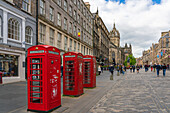 Rote Telefonzellen an der Royal Mile mit der St. Giles Cathedral im Hintergrund, UNESCO-Weltkulturerbe, Edinburgh, Schottland, Vereinigtes Königreich, Europa