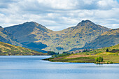 Loch Arklet mit Bergen im Hintergrund, Loch Lomond and The Trossachs National Park, Trossachs, Stirling, Schottland, Vereinigtes Königreich, Europa