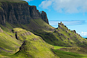 Blick auf die grüne Landschaft bei Quiraing, Isle of Skye, Innere Hebriden, Highland Region, Schottland, Vereinigtes Königreich, Eurppe