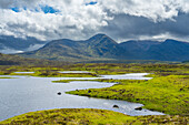 Loch Ba vor den Glencoe-Bergen, Glencoe, Schottische Highlands, Schottland, Vereinigtes Königreich, Europa