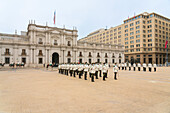 Polizisten bei der Wachablösung vor dem Palast La Moneda, Santiago, Metropolregion Santiago, Chile, Südamerika