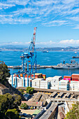 Kran und gestapelte Frachtcontainer im Hafen von Valparaiso, Valparaiso, Provinz Valparaiso, Region Valparaiso, Chile, Südamerika