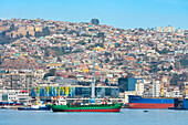 Schiff im Hafen von Valparaiso mit Stadt im Hintergrund, Valparaiso, Provinz Valparaiso, Region Valparaiso, Chile, Südamerika