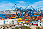 Kräne und gestapelte Frachtcontainer im Hafen von Valparaiso, Valparaiso, Provinz Valparaiso, Region Valparaiso, Chile, Südamerika