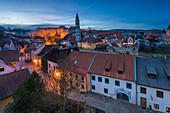 Historisches Zentrum von Cesky Krumlov vom Seminargarten aus gesehen in der Dämmerung, UNESCO-Welterbe, Cesky Krumlov, Südböhmische Region, Tschechische Republik (Tschechien), Europa