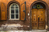 Fassade eines Hauses mit Bogenfenster und Holztür im historischen Zentrum, UNESCO-Weltkulturerbe, Cesky Krumlov, Tschechische Republik (Tschechien), Europa