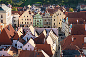 Blick von oben auf Häuser im historischen Zentrum von Cesky Krumlov, UNESCO-Welterbe, Cesky Krumlov, Tschechische Republik (Tschechien), Europa