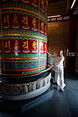 Buddha Tooth Relic Temple, Viarocana Buddhist prayer wheel and worshipper, Singapur, Südostasien, Asien