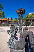 Blick auf Skulptur und Hindu-Tempel nahe Shelter Kebencanaan am Kuta Beach, Kuta, Bali, Indonesien, Südostasien, Asien