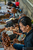 Holzschnitzkunst in der Nähe von Sukawat, Denpasar City, Bali, Indonesien, Südostasien, Asien