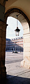 Blick auf Gebäude durch den Torbogen auf der Plaza Major