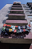 Zum Trocknen aufgehängte Wäsche auf einem Balkon eines Hochhauses