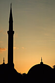 Minarett und Kuppel der Blauen Moschee in der Abenddämmerung