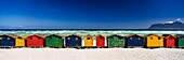 Reihe von Strandhäusern am Strand