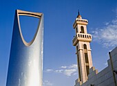 Minarett der Moschee neben dem Turm des Königreichszentrums, Blick aus niedrigem Winkel