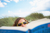 Lesende Frau am Strand