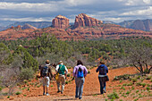 Menschen auf einem Naturspaziergang im Red Rock State Park.