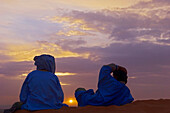 Berbermänner beobachten den Sonnenaufgang