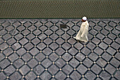 Mann geht über den Boden der Moulay Idriss Moschee