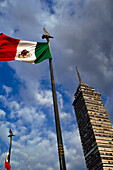 Mexikanische Flagge vor dem Latino-Turm
