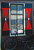 Fahrrad vor dem Haus mit Fensterläden