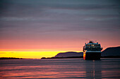 Kreuzfahrtschiff bei Sonnenuntergang
