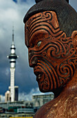 Holzschnitzerei eines Maori-Kopfes mit Tattoos, Nahaufnahme