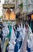 Prozession durch die Gassen von Cádiz während des Osterfestes Semana Santa