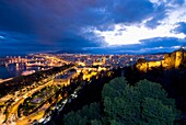 Málaga in der Abenddämmerung