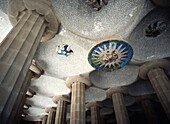 Deckendetail in der Halle des von Gaudi entworfenen Parc Guell
