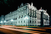 Königlicher Palast in der Nacht beleuchtet