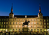 Spanien, Plaza Mayor; Madrid, Statue von König Felipe Iii in der Abenddämmerung