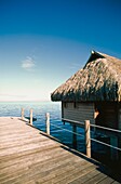 Holzhütte auf Stelzen mit Bootssteg im Meer