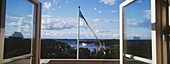 Blick durch Doppelfenster auf eine schwedische Flagge und über die Insel Uto.