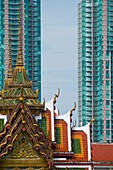 Kleiner Tempel und moderne Hochhäuser in Bangkok