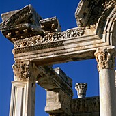 Detail eines antiken Tempels bei klarem Himmel